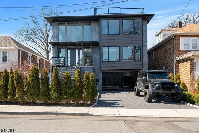 Modern residential construction by Nehme Brother Inc.